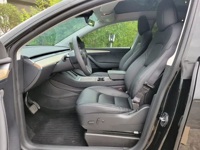 Tesla Model Y — Фото автомобиля 9