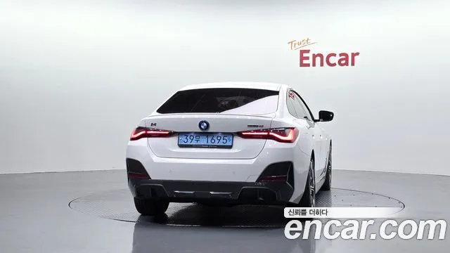 BMW i4 — Фото автомобиля 4