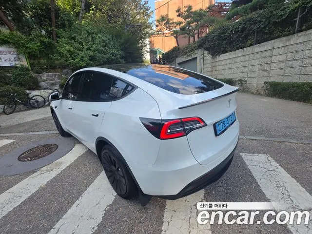 Tesla Model Y — Фото автомобиля 18