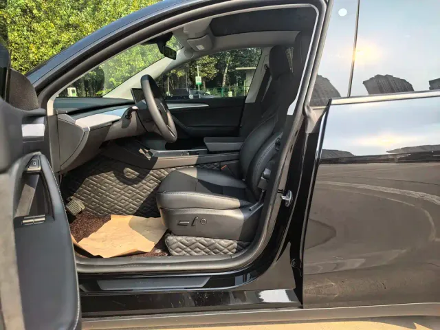 Tesla Model Y — Фото автомобиля 11
