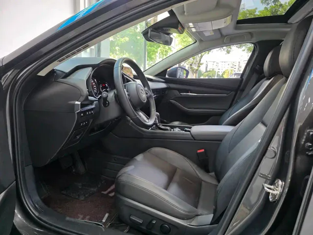 Mazda Axela — Фото автомобиля 8