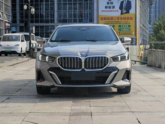 BMW 5 Series — Фото автомобиля 2