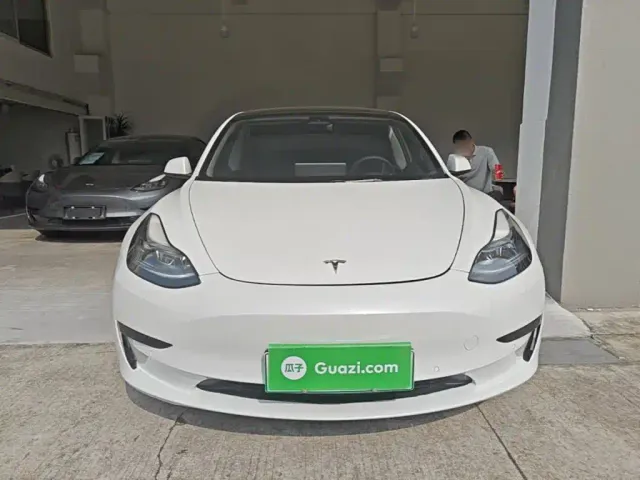 Tesla Model 3 — Фото автомобиля 2