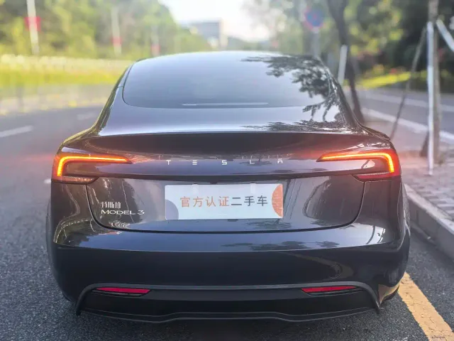 Tesla Model 3 — Фото автомобиля 9