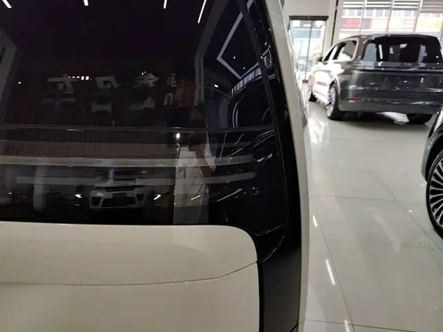 Li Auto MEGA — Фото автомобиля 7