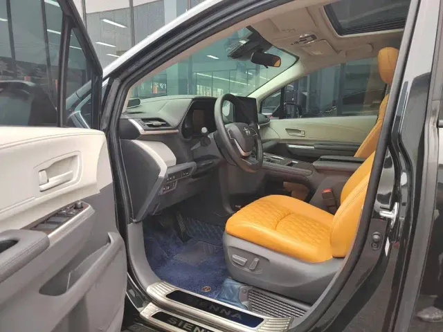 Toyota Sienna — Фото автомобиля 11