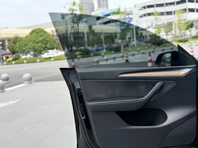 Tesla Model Y — Фото автомобиля 20