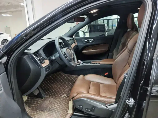 Volvo XC60 — Фото автомобиля 8