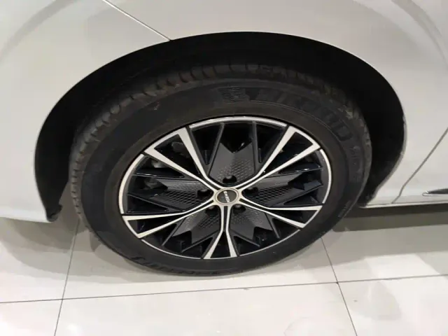 Roewe iMAX8 — Фото автомобиля 22