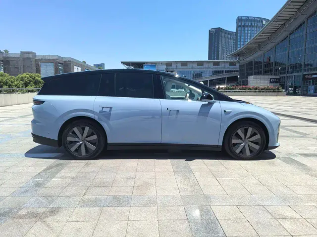 Li Auto i8 — Фото автомобиля 7