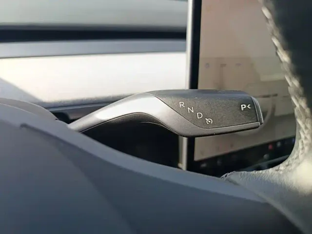 Tesla Model Y — Фото автомобиля 13