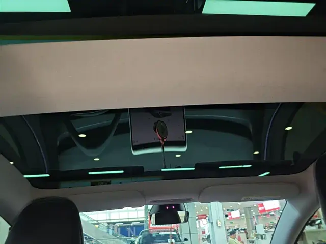 Tesla Model 3 — Фото автомобиля 17