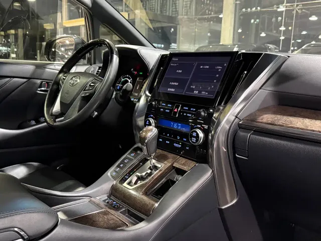 Toyota Alphard — Фото автомобиля 10