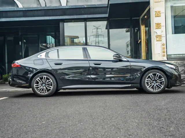 BMW 5 Series — Фото автомобиля 3