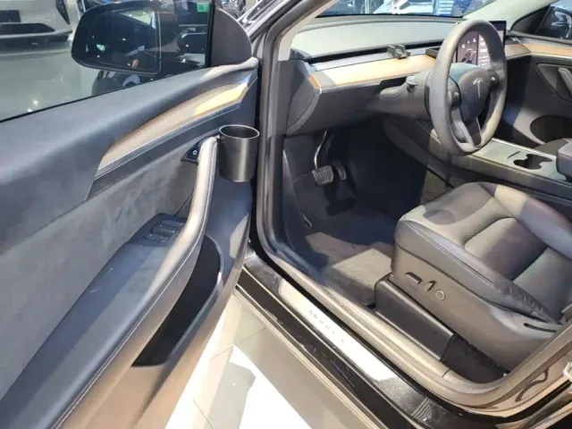 Tesla Model Y — Фото автомобиля 15