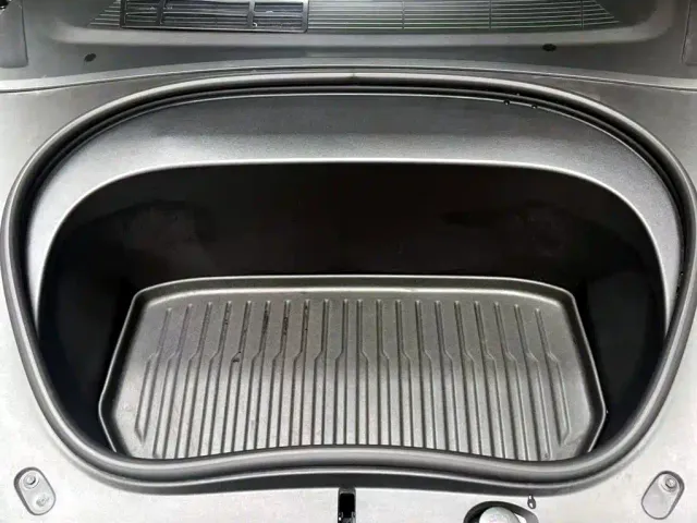 Tesla Model 3 — Фото автомобиля 6