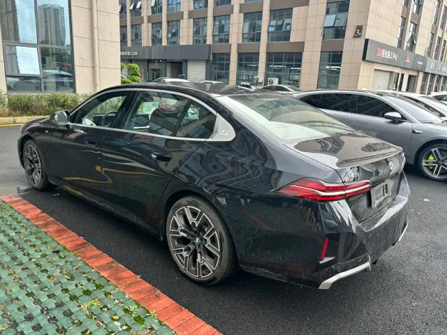 BMW 5 Series — Фото автомобиля 15