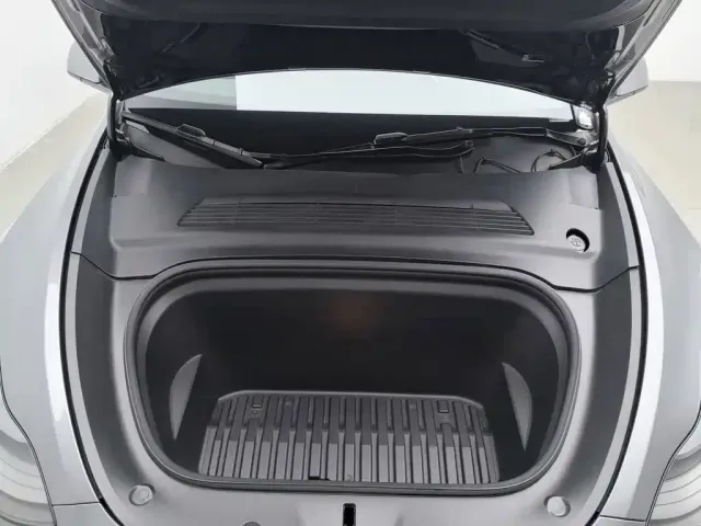 Tesla Model Y — Фото автомобиля 6