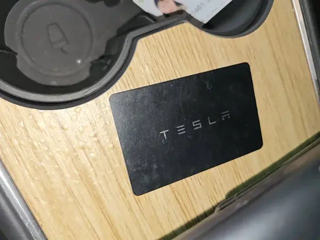 Tesla Model 3 — Фото автомобиля 8