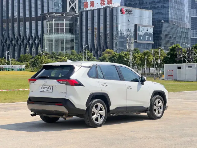Toyota RAV4 — Фото автомобиля 6