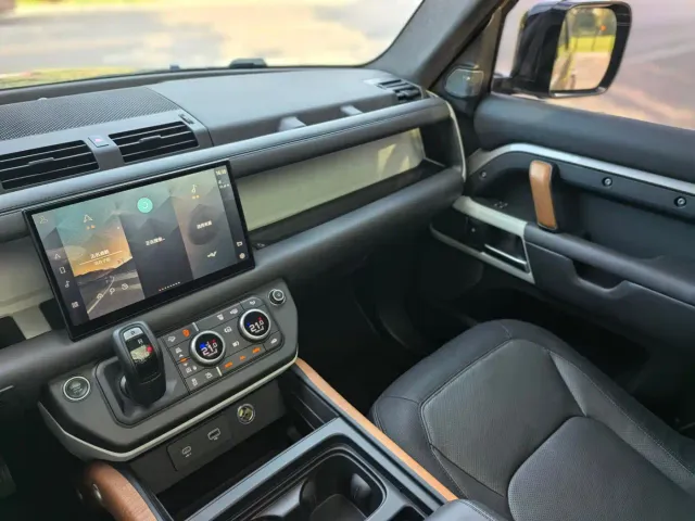 Land Rover Defender — Фото автомобиля 13