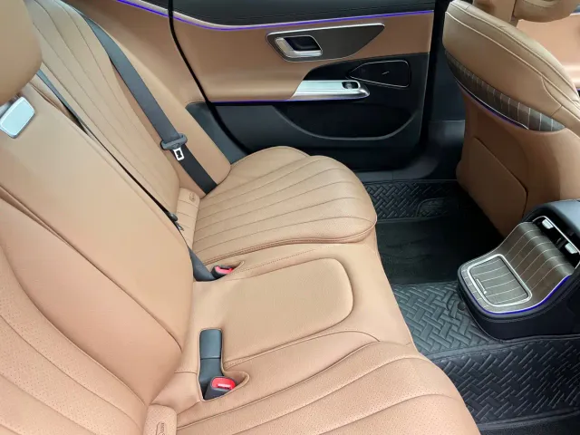 Mercedes-Benz E-Class — Фото автомобиля 16