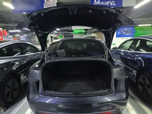 Tesla Model 3 — Фото автомобиля 18