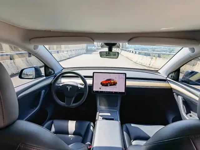 Tesla Model Y — Фото автомобиля 8