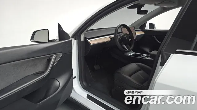 Tesla Model Y — Фото автомобиля 9