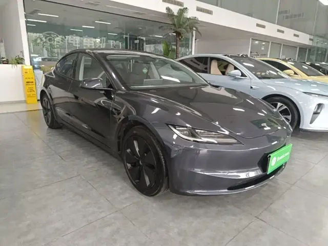 Tesla Model 3 — Фото автомобиля 3