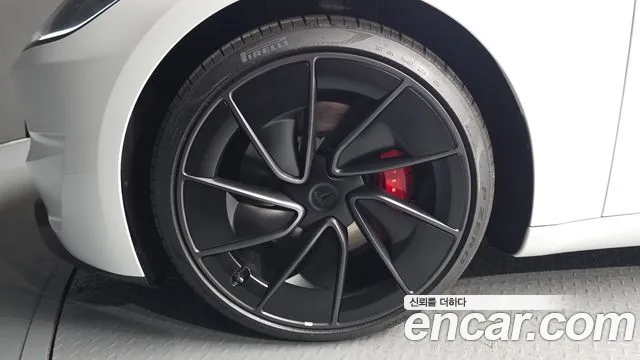 Tesla Model 3 — Фото автомобиля 5
