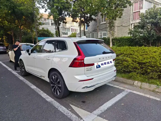 Volvo XC60 — Фото автомобиля 8