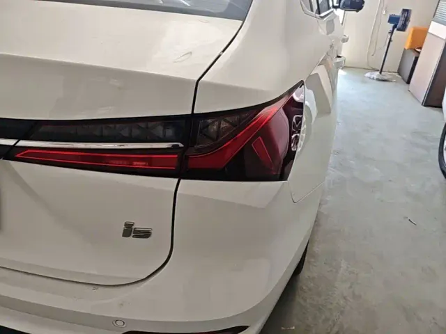 Roewe i5 — Фото автомобиля 23