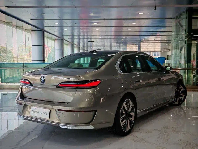 BMW i7 — Фото автомобиля 2