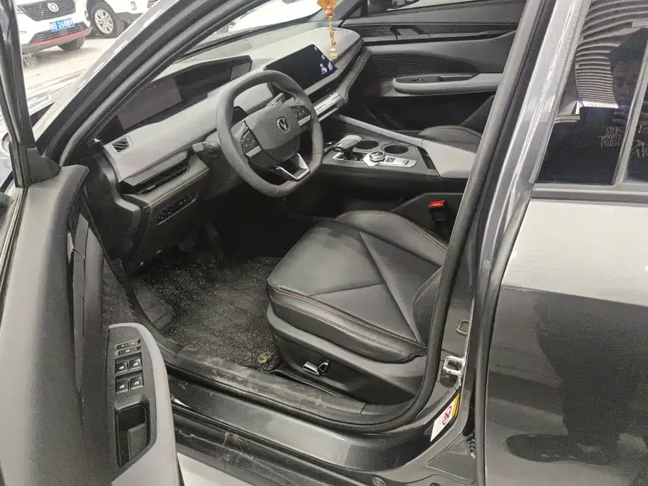 Changan Changan UNI-V 2022 1.5T Premium Model — Фото автомобиля 9