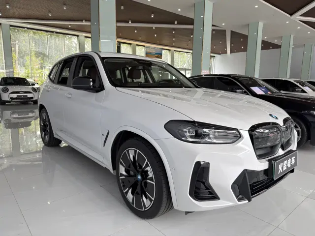 BMW iX3 — Фото автомобиля 3