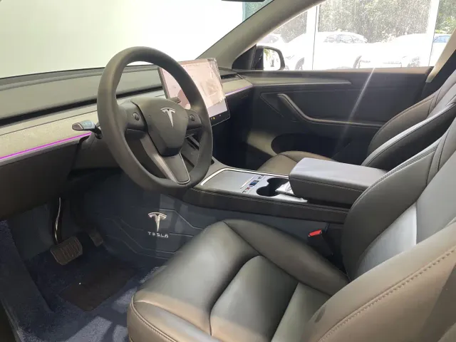 Tesla Model Y — Фото автомобиля 16