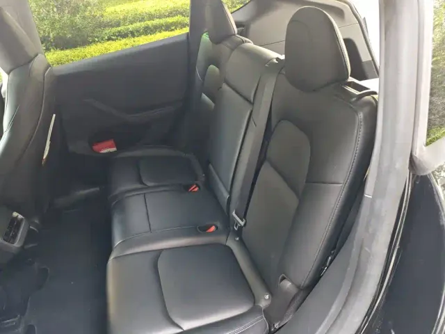 Tesla Model Y — Фото автомобиля 18