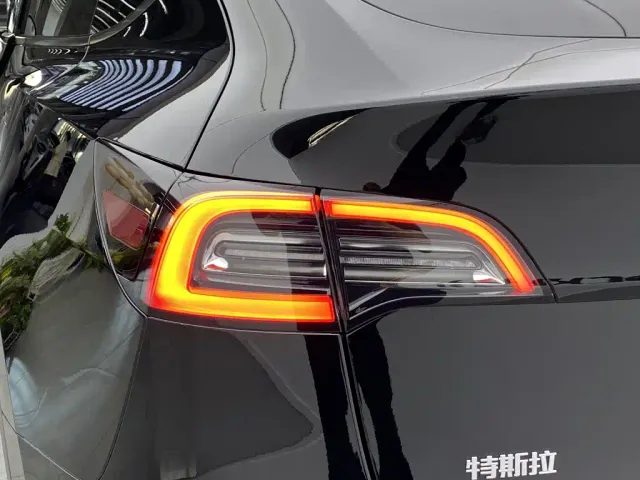 Tesla Model Y — Фото автомобиля 7