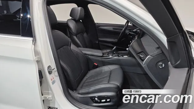 BMW 5 Series G30 — Фото автомобиля 16