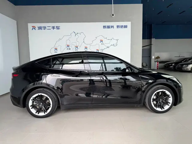 Tesla Model Y — Фото автомобиля 3