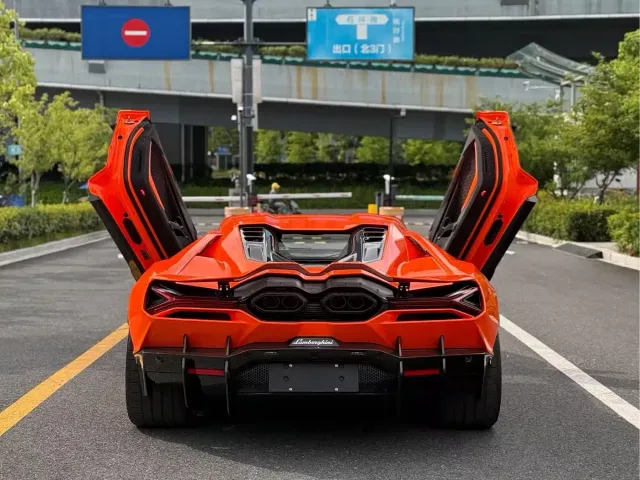 Lamborghini Revuelto — Фото автомобиля 8