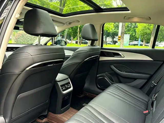 Hongqi H5 — Фото автомобиля 10
