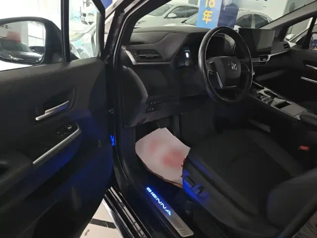 Toyota Sienna — Фото автомобиля 15