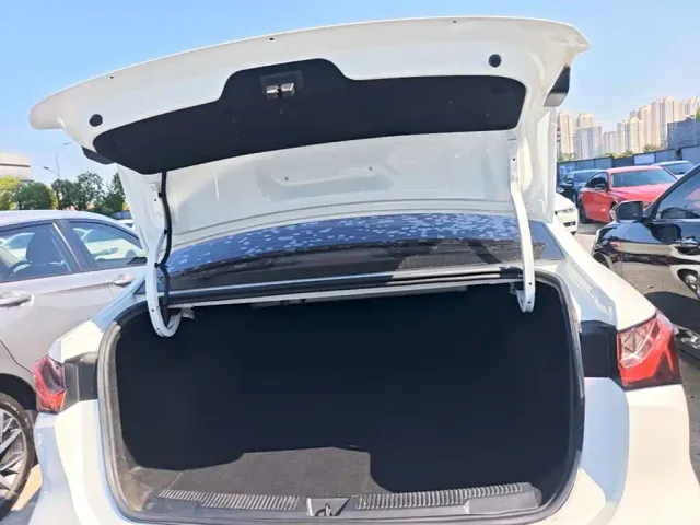 Roewe i5 — Фото автомобиля 18
