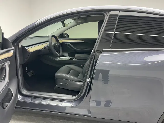 Tesla Model Y — Фото автомобиля 16