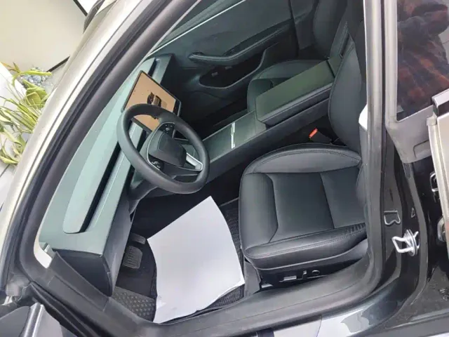 Tesla Model 3 — Фото автомобиля 14