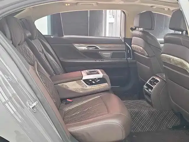 BMW 7 Series — Фото автомобиля 10