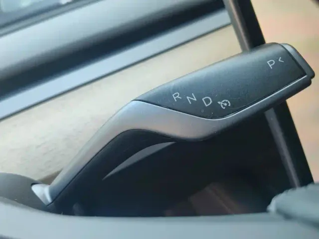 Tesla Model Y — Фото автомобиля 16