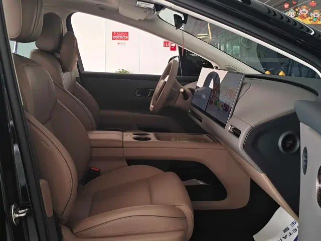 Li Auto i8 — Фото автомобиля 16